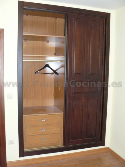 Armario empotrado puertas correderas madera pino nogal - Imagen 3