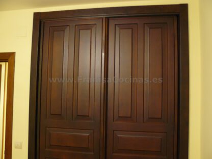 Armario empotrado puertas correderas madera pino nogal - Imagen 6
