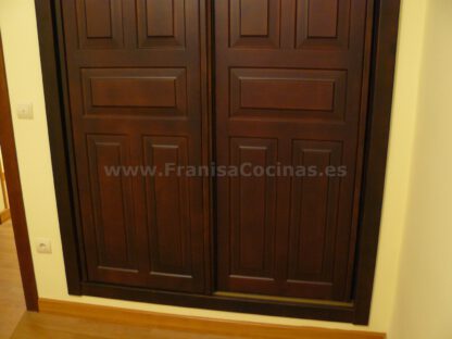 Armario empotrado puertas correderas madera pino nogal - Imagen 7