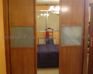 Armario empotrado puertas correderas cerezo cristal mate