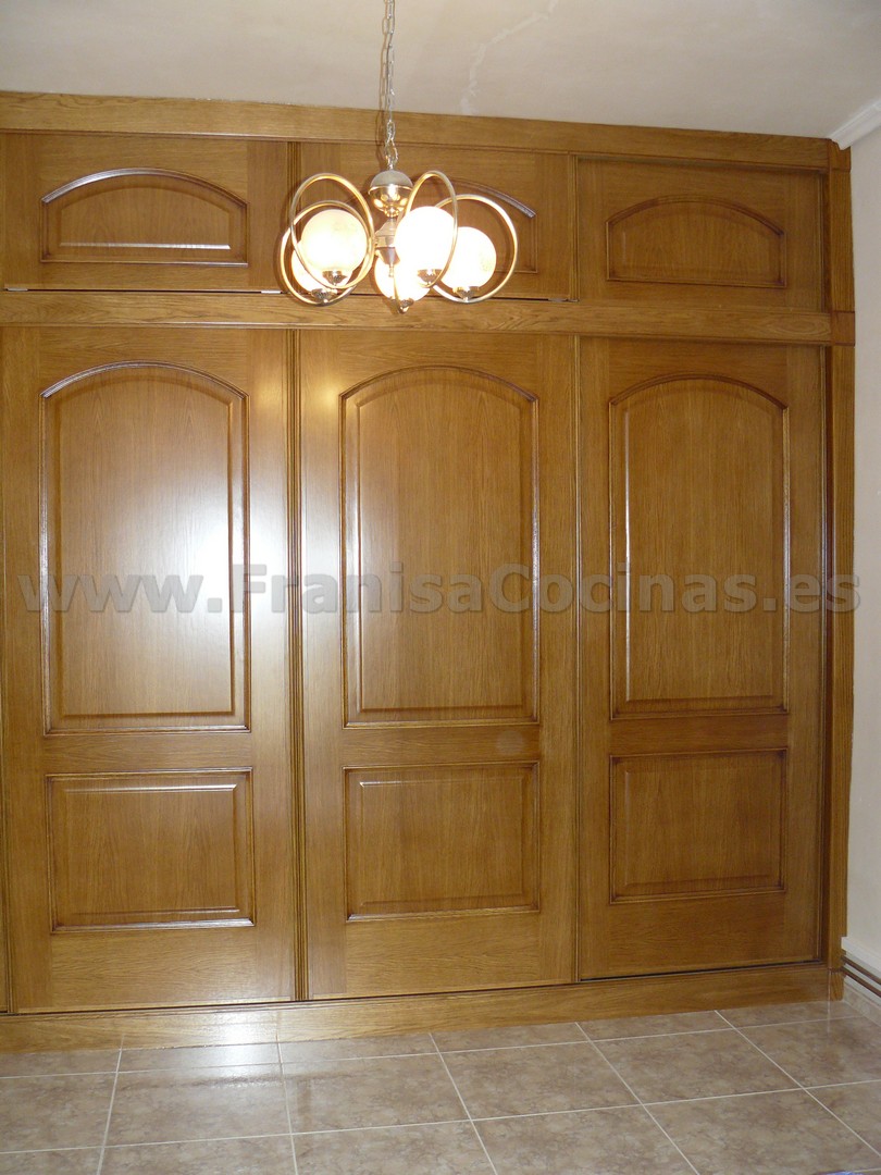 Armario empotrado puertas correderas roble plafonado - Imagen 7