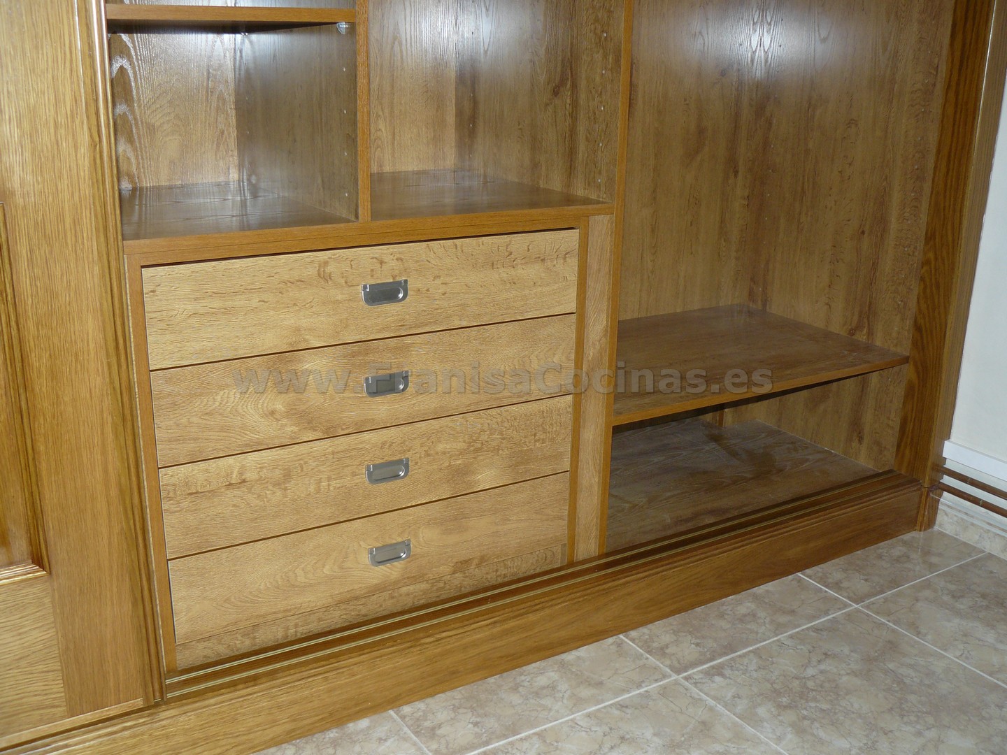Armario empotrado puertas correderas roble plafonado - Imagen 11