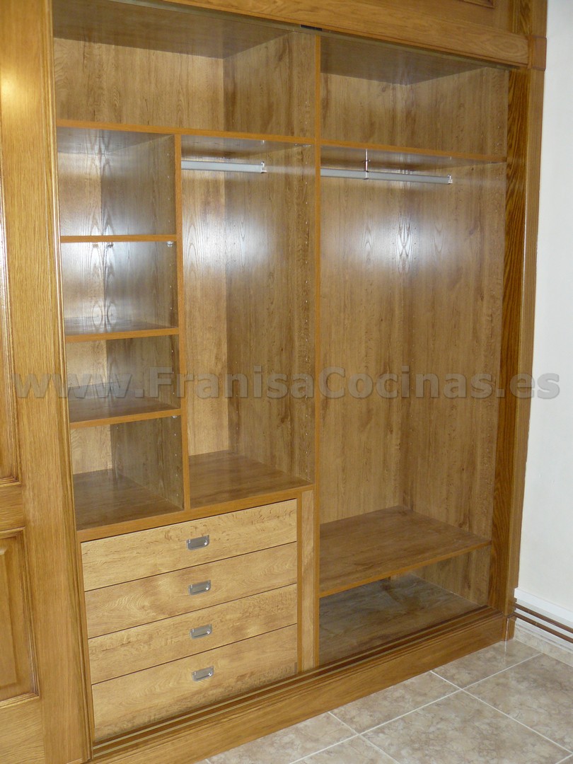 Armario empotrado puertas correderas roble plafonado - Imagen 12