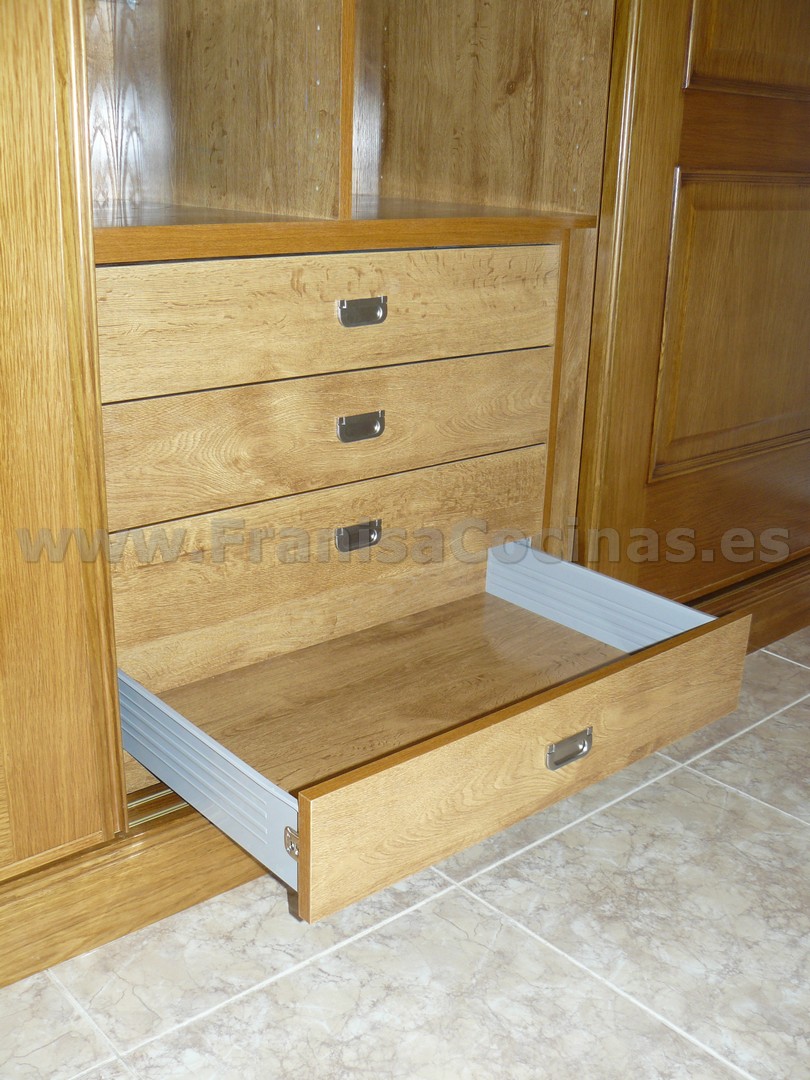 Armario empotrado puertas correderas roble plafonado - Imagen 13