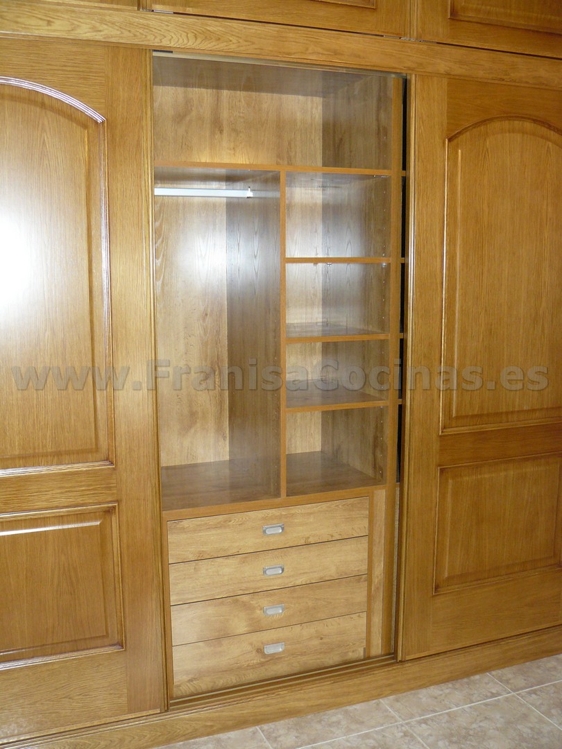 Armario empotrado puertas correderas roble plafonado - Imagen 14