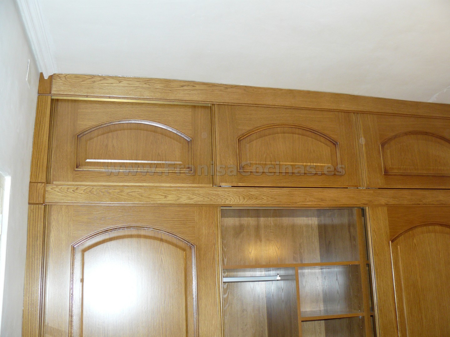 Armario empotrado puertas correderas roble plafonado - Imagen 15