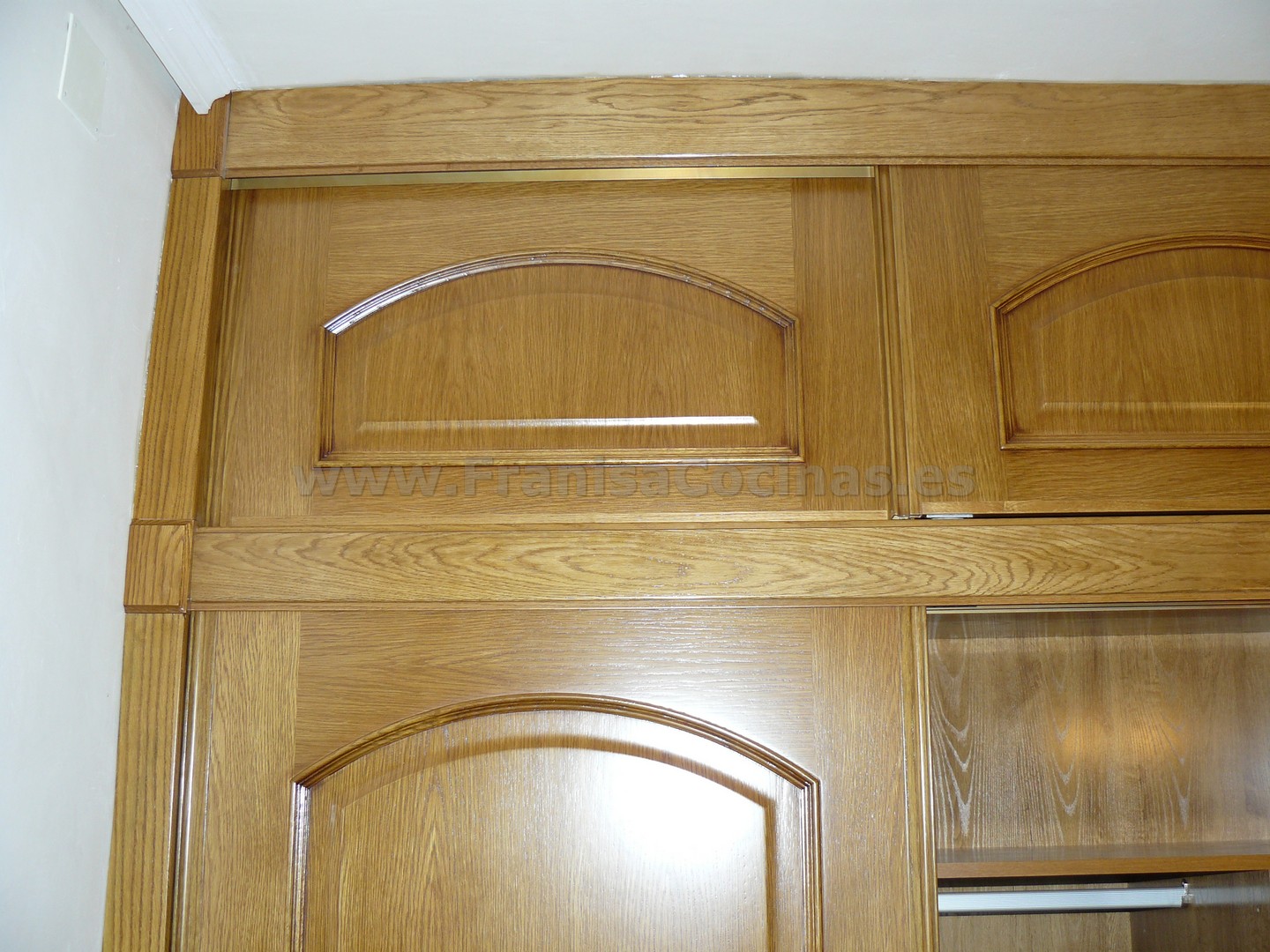 Armario empotrado puertas correderas roble plafonado - Imagen 16