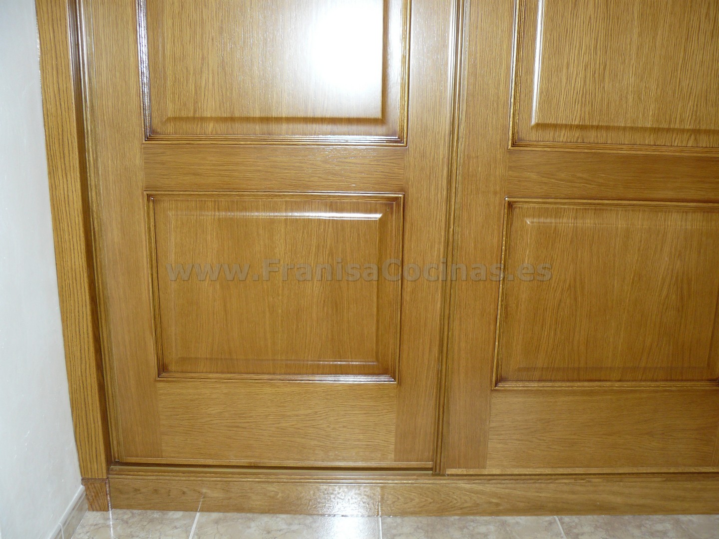 Armario empotrado puertas correderas roble plafonado - Imagen 18