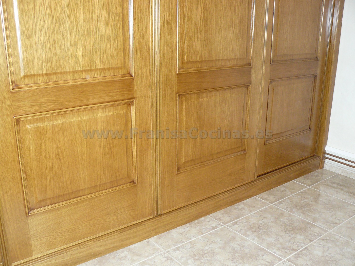 Armario empotrado puertas correderas roble plafonado - Imagen 19