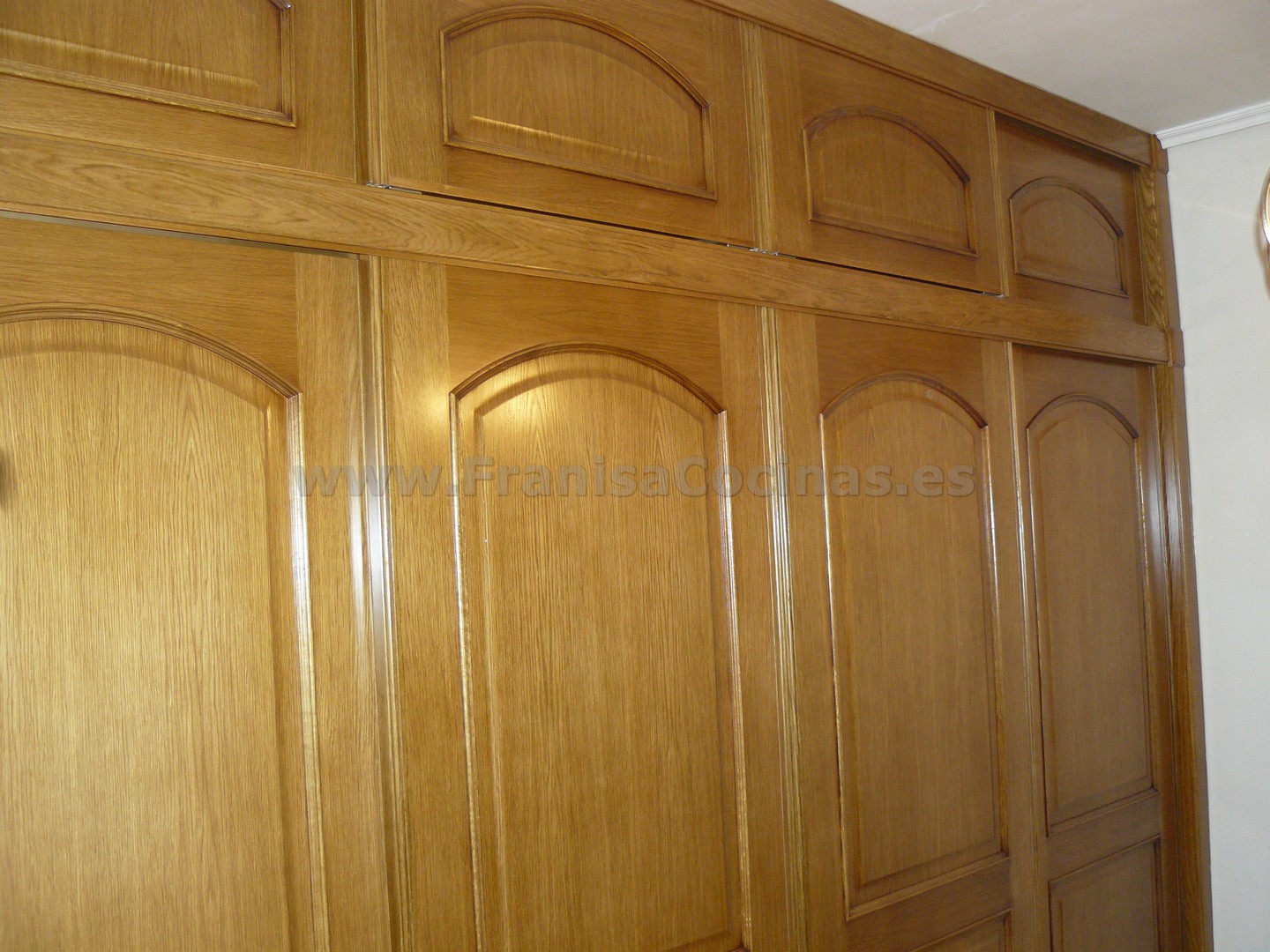 Armario empotrado puertas correderas roble plafonado - Imagen 20