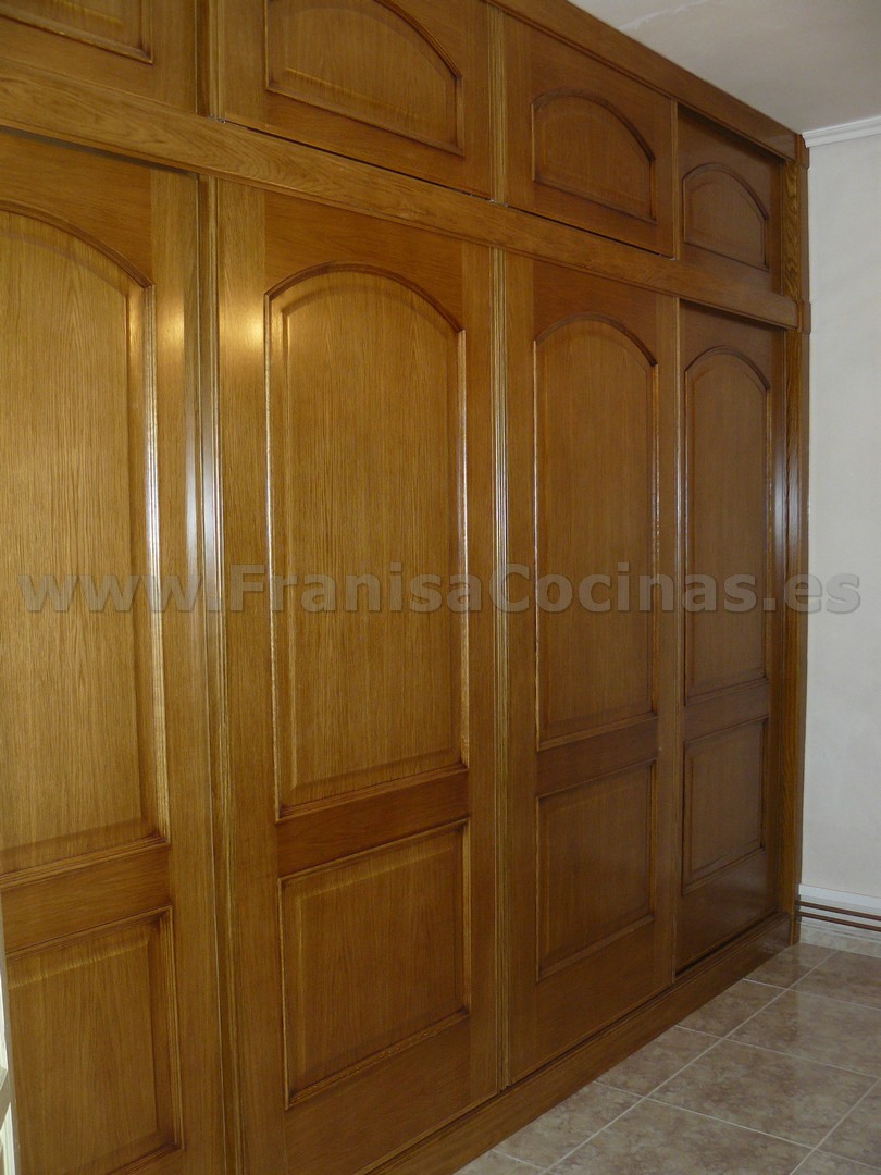 Armario empotrado puertas correderas roble plafonado - Imagen 21