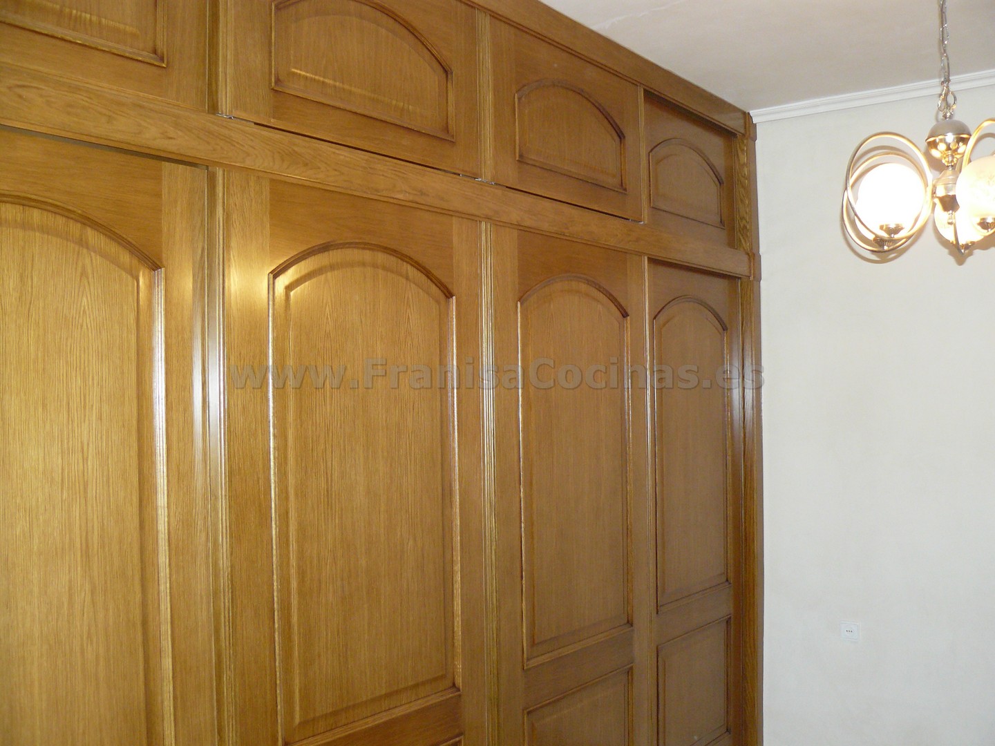 Armario empotrado puertas correderas roble plafonado - Imagen 22