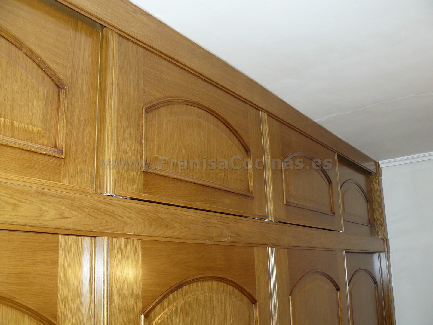 Armario empotrado puertas correderas roble plafonado - Imagen 23
