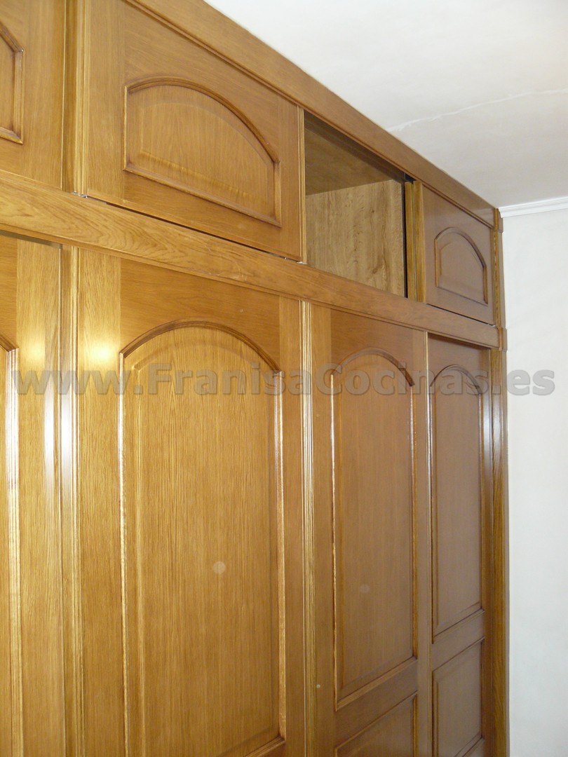 Armario empotrado puertas correderas roble plafonado - Imagen 24