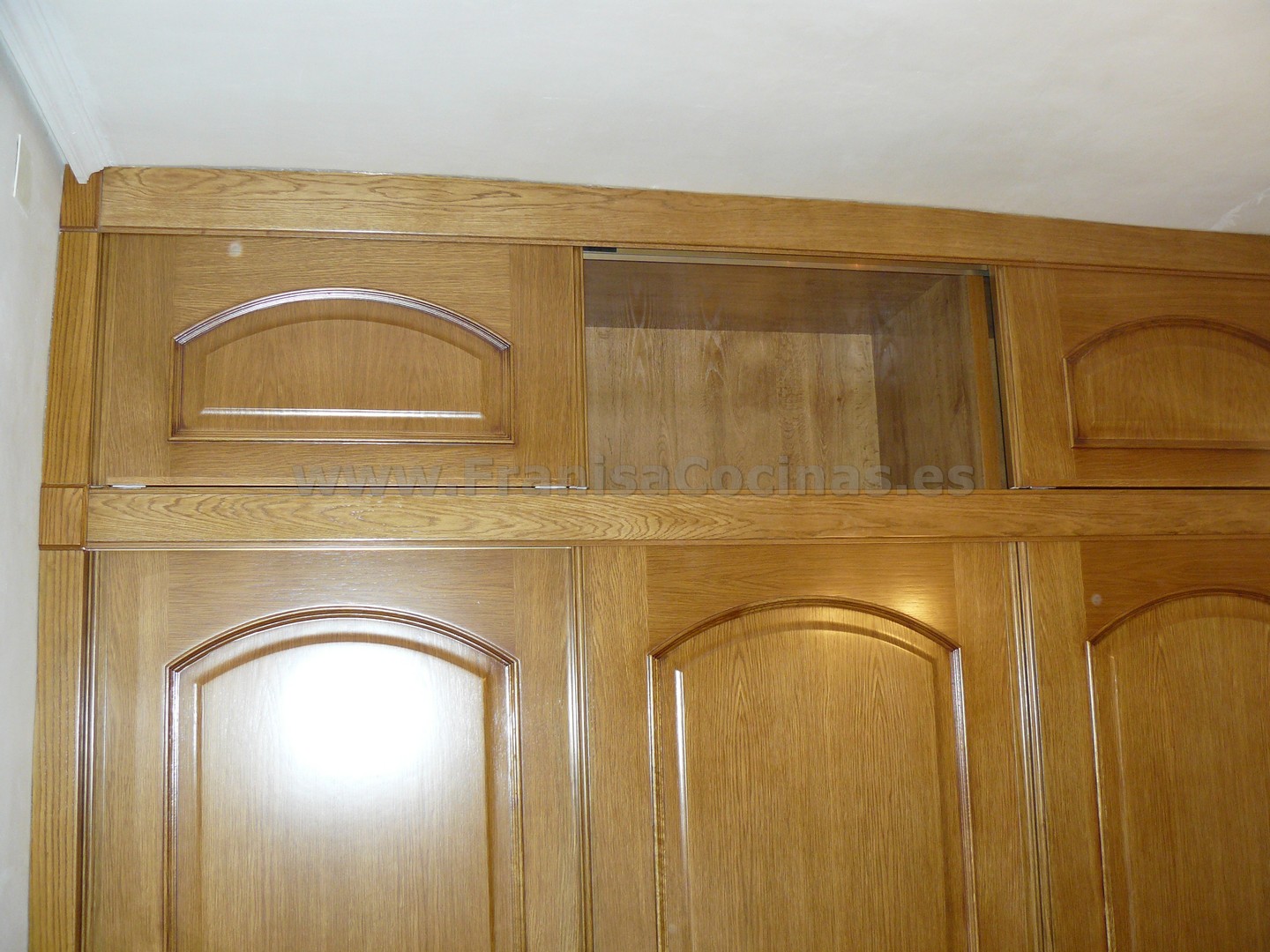 Armario empotrado puertas correderas roble plafonado - Imagen 25