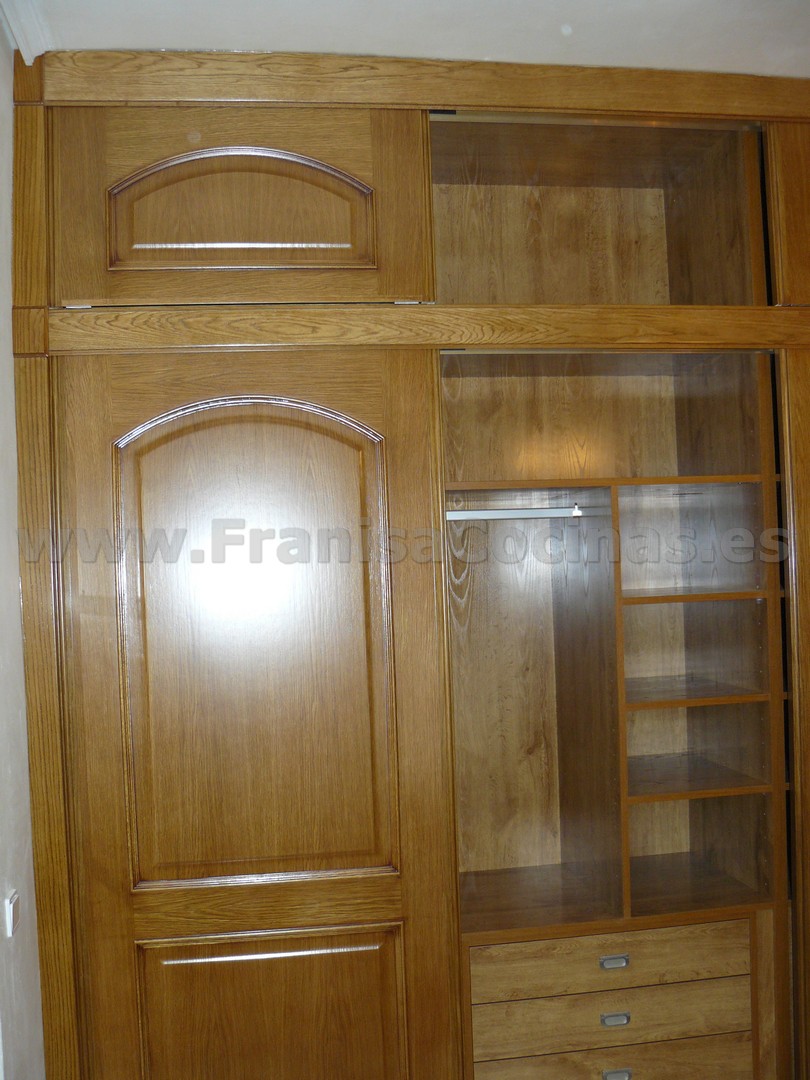 Armario empotrado puertas correderas roble plafonado - Imagen 26
