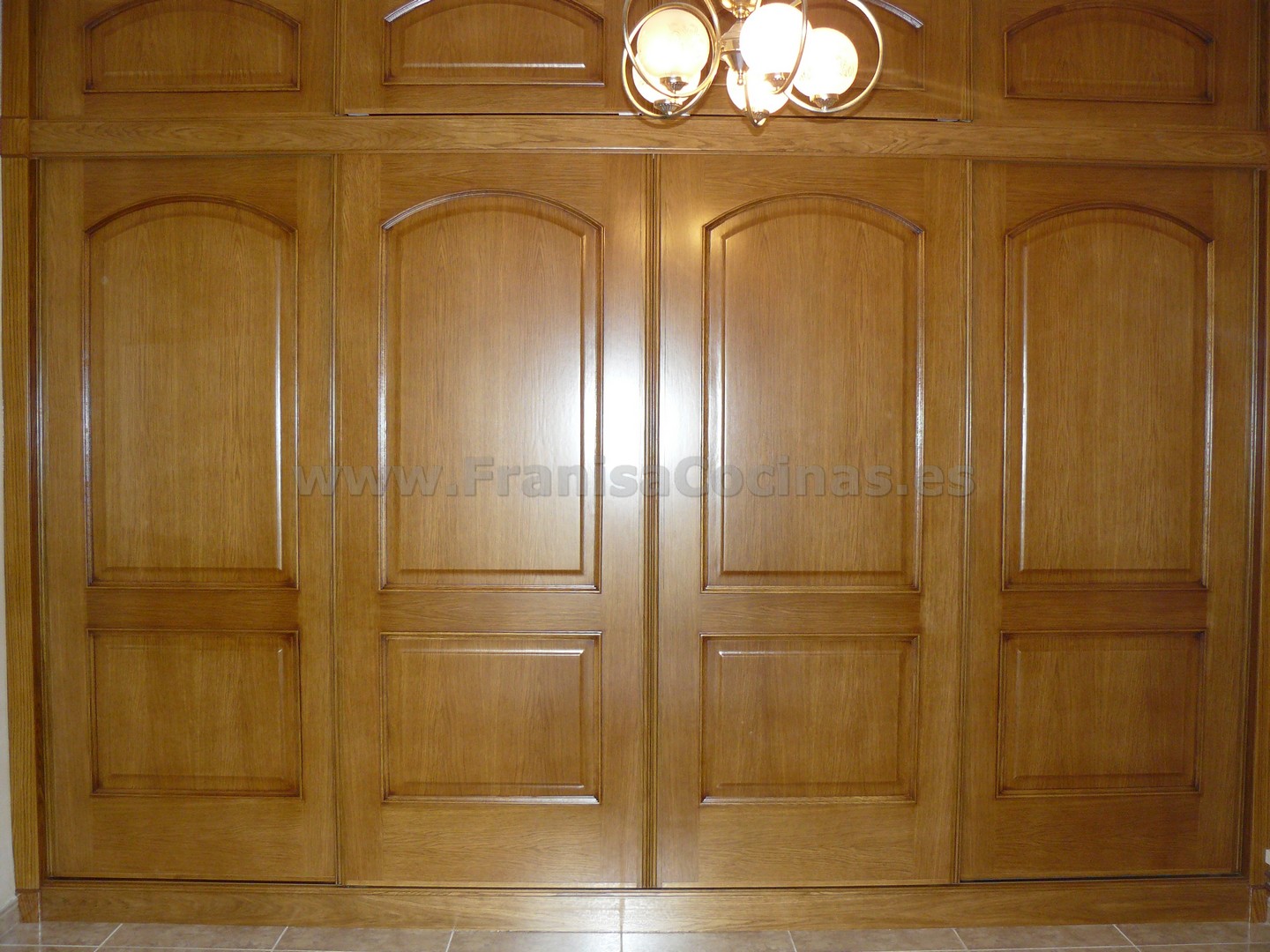 Armario empotrado puertas correderas roble plafonado