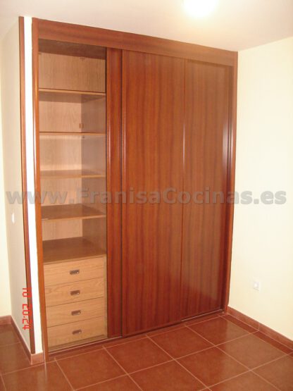 Armario empotrado puertas correderas sapelly