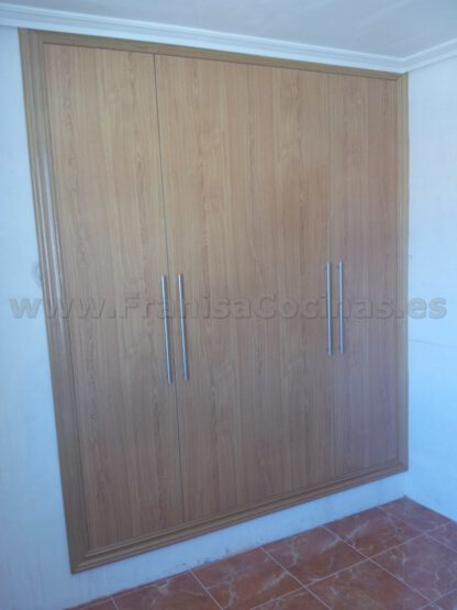 Armario empotrado puertas plegables melamina roble