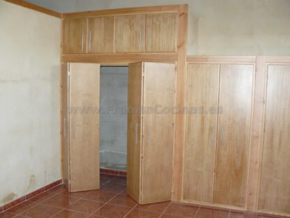 Armario empotrado puertas plegables madera de pino