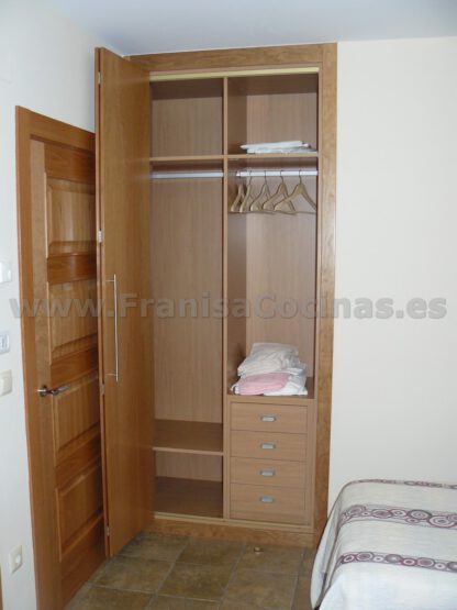 Armario empotrado puerta plegable cerezo - Imagen 9