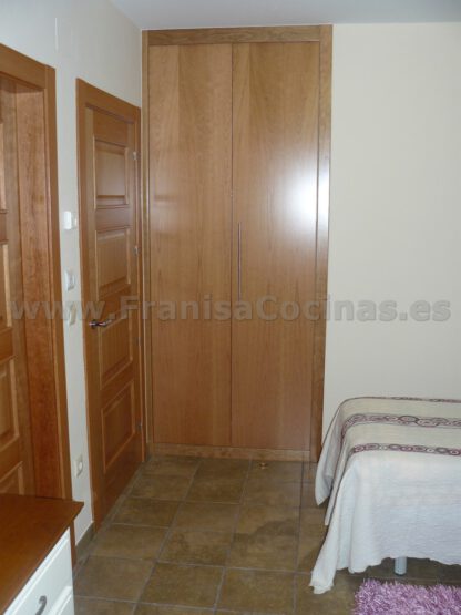 Armario empotrado puerta plegable cerezo - Imagen 13