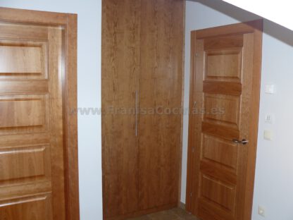 Armario empotrado puertas plegables cerezo - Imagen 3