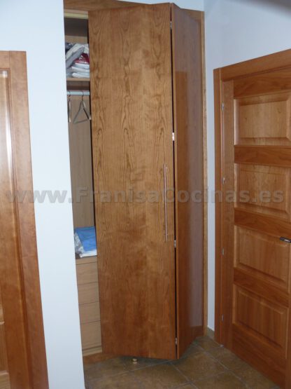 Armario empotrado puertas plegables cerezo - Imagen 4