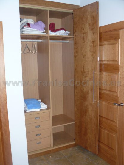 Armario empotrado puertas plegables cerezo - Imagen 5