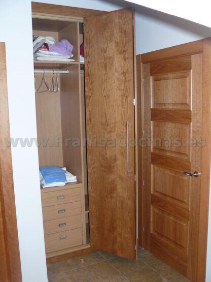 Armario empotrado puertas plegables cerezo - Imagen 6