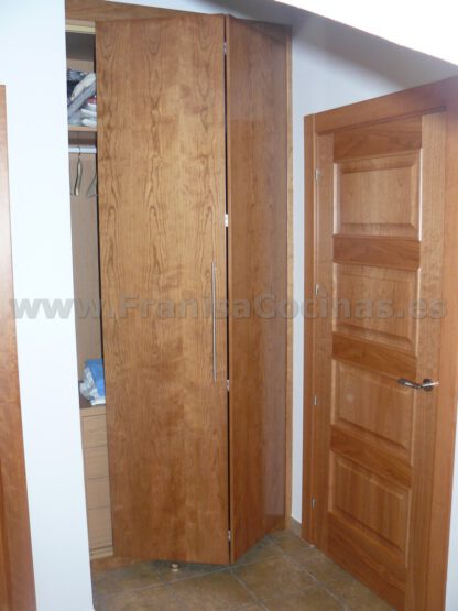 Armario empotrado puertas plegables cerezo - Imagen 7