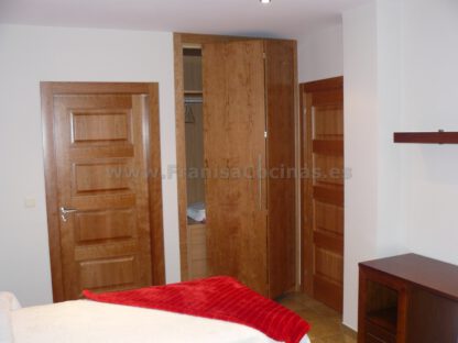 Armario empotrado puertas plegables cerezo