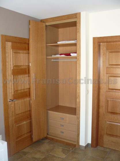 Armario empotrado puertas plegables cerezo - Imagen 2