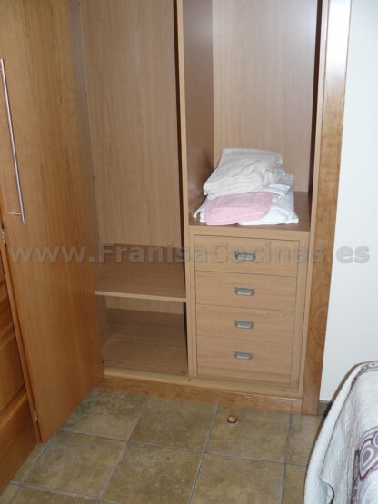 Armario empotrado puerta plegable cerezo - Imagen 5