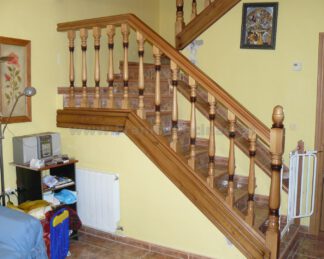 Balaustre de madera de pino tintado