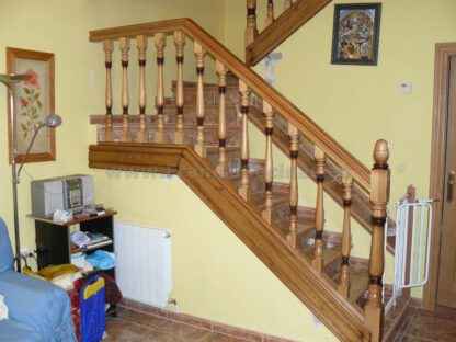 Balaustre de madera de pino tintado