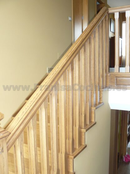 Escalera de madera de roble tintado - Imagen 9