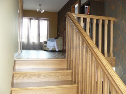 Escalera de madera de roble tintado - Imagen 11