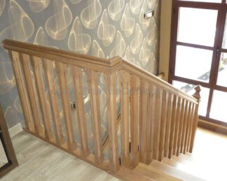 Escalera de madera de roble tintado