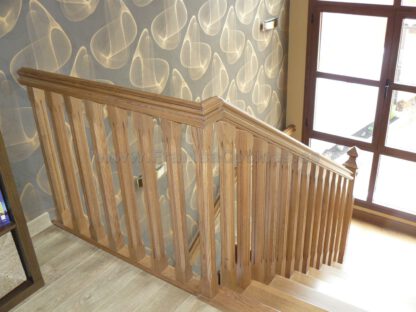 Escalera de madera de roble tintado