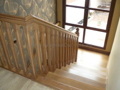 Escalera de madera de roble tintado - Imagen 12