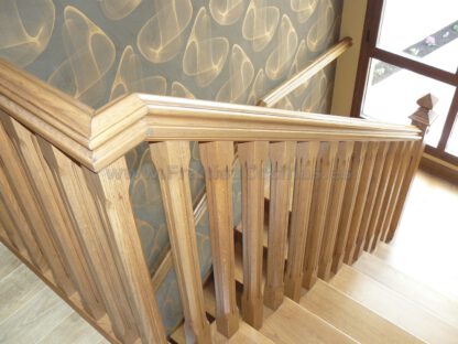 Escalera de madera de roble tintado - Imagen 13