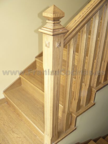 Escalera de madera de roble tintado - Imagen 15