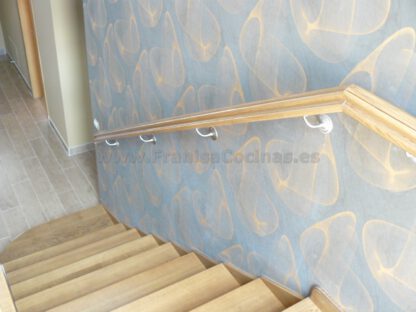 Escalera de madera de roble tintado - Imagen 17