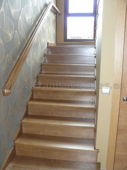 Escalera de madera de roble tintado - Imagen 3
