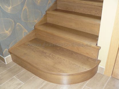 Escalera de madera de roble tintado - Imagen 4