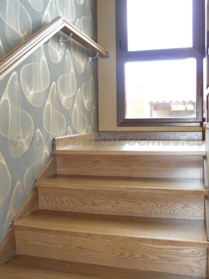 Escalera de madera de roble tintado - Imagen 7