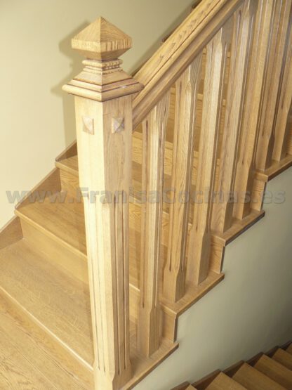 Escalera de madera de roble tintado - Imagen 8
