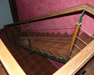 Escalera de madera de roble
