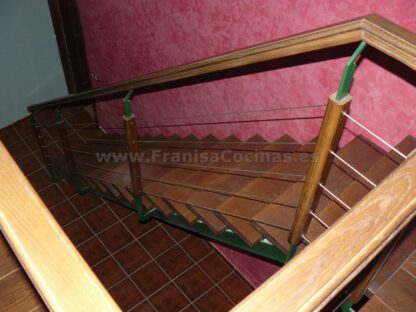 Escalera de madera de roble
